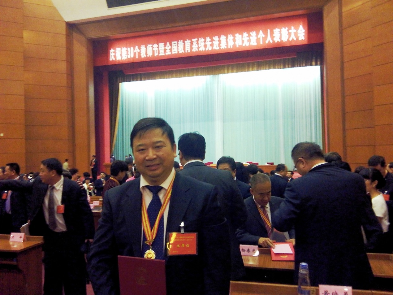 pg娱乐电子游戏教学成果“发挥材料学科优势,培养高水平创新型本科人才的探索与实践”获国家级教学成果一等奖.jpg