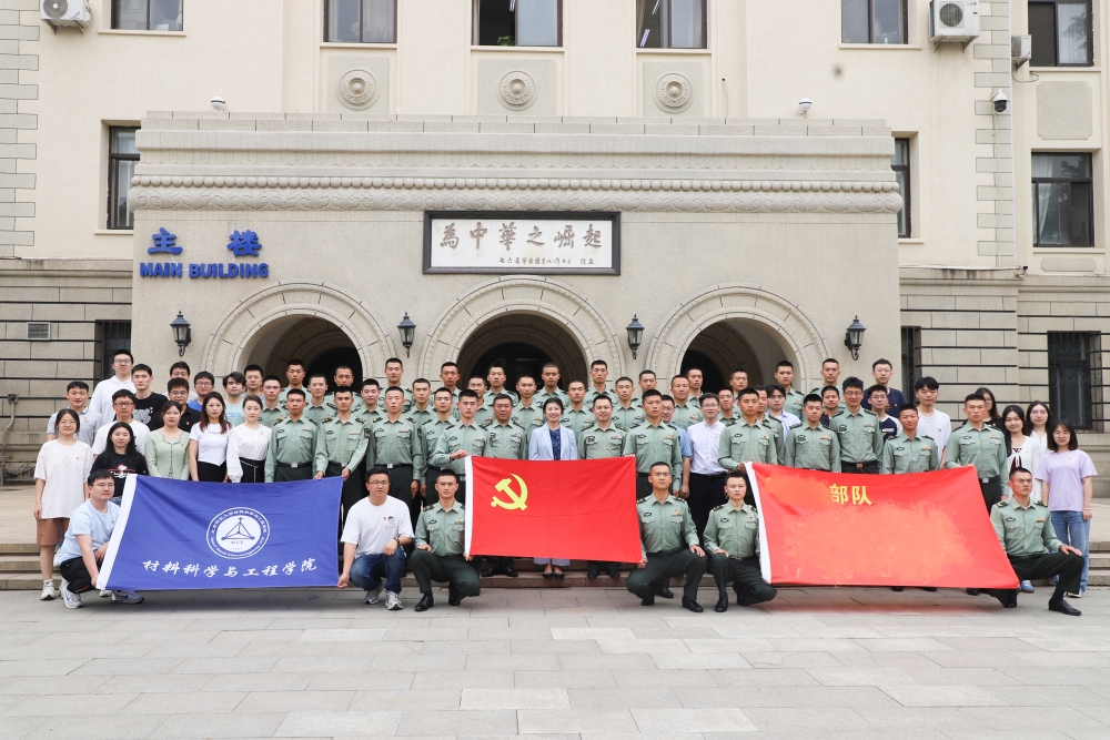 1716859619966059.jpg 在学校大合影_副本.jpg